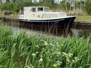 Boat Ella - kamperen op het water -niet om mee te varen -read host profile-lees hostprofiel